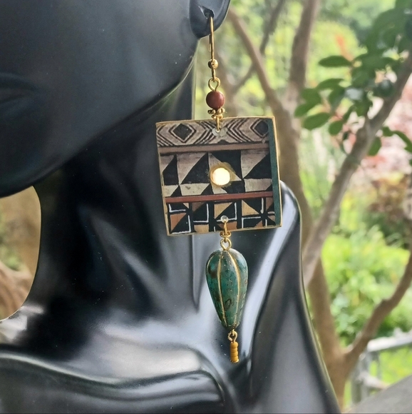 Square with Circle Paper Earrings - Picture 3 of 4